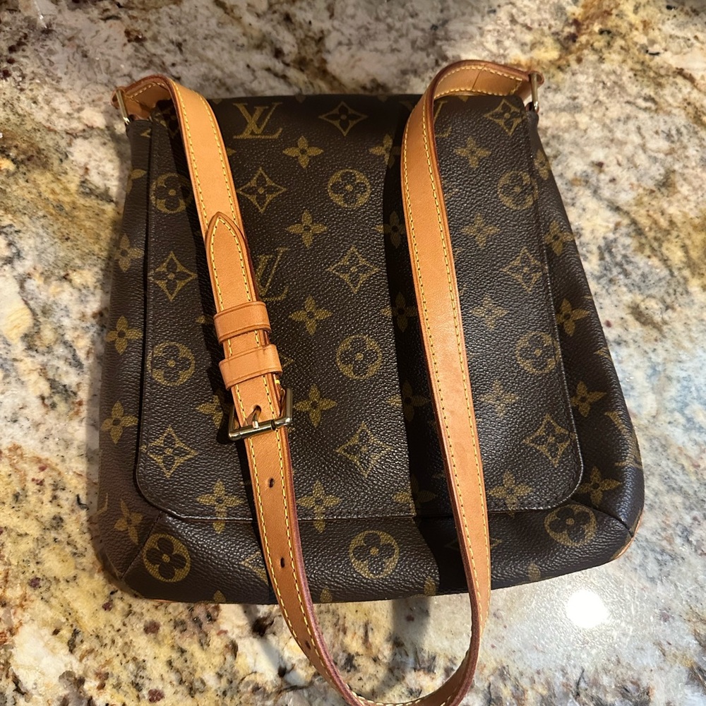 Auth Louis Vuitton Musette Salsa, ex cond10” tall x 9” wide, overall length 22”
